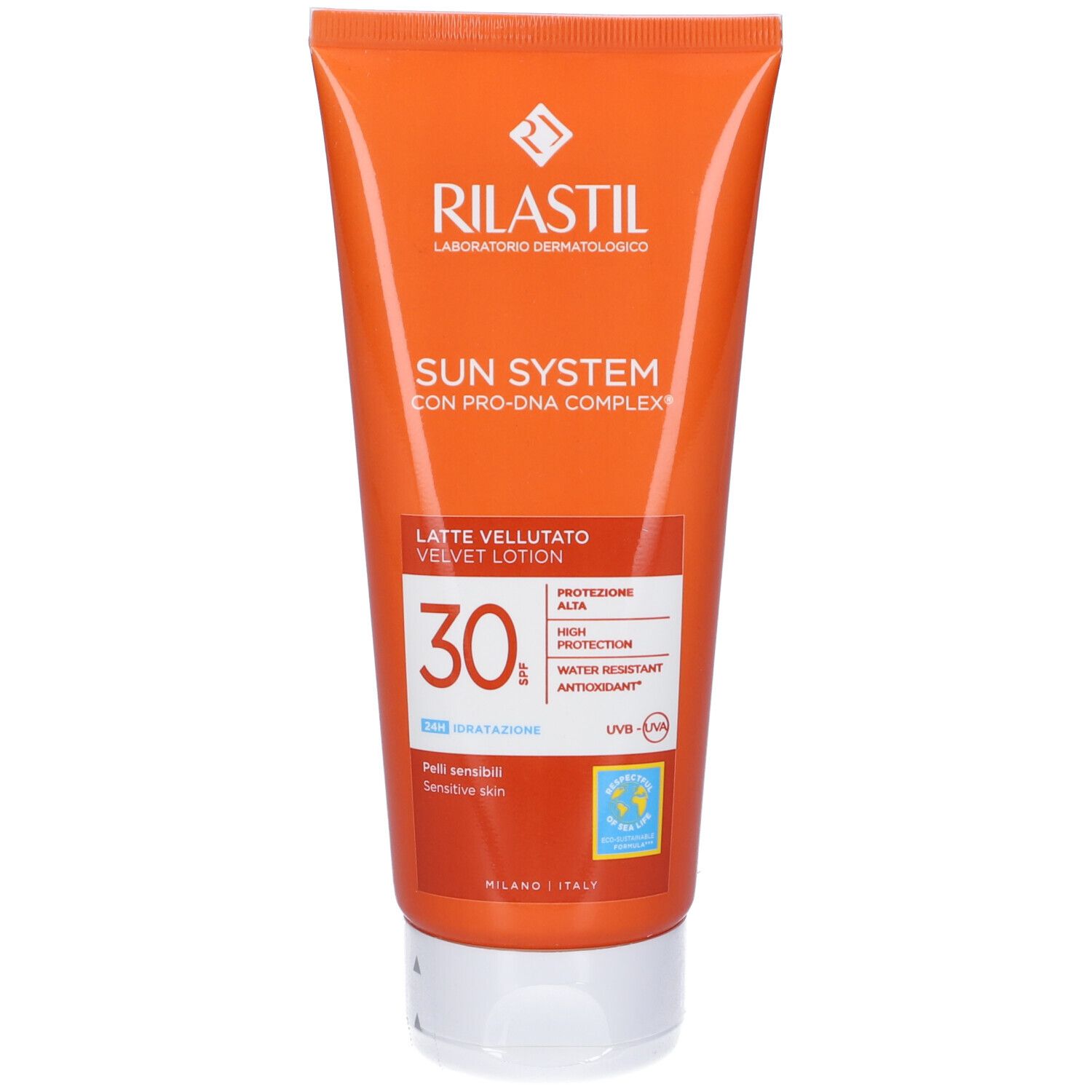 Tubo arancione con tappo bianco. Testo: Rilastil Sun System, 30, Latte Vellutato, Pro-DNA Complex. Per pelli sensibili.