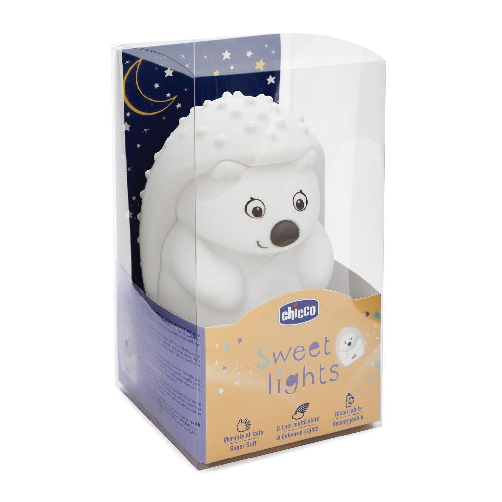 Luce notturna a forma di riccio bianco in confezione. Marchio Chicco. Nome prodotto Sweet Lights. Superficie morbida, 6 luci colorate, ricaricabile.