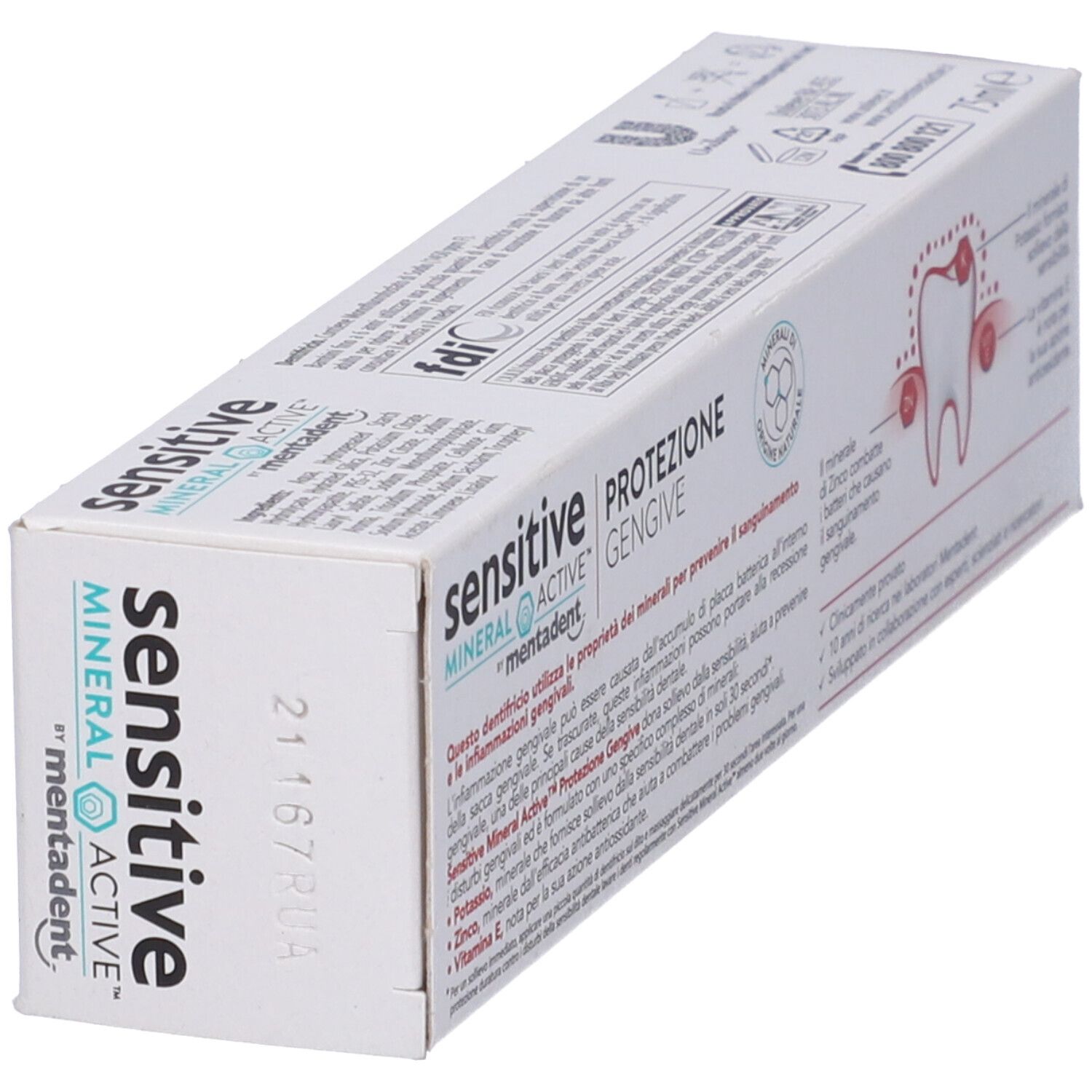Scatola di dentifricio bianca con dettagli blu e rossi. Scritta: sensitive MINERAL ACTIVE by mentadent. Con simbolo del dente e testo.