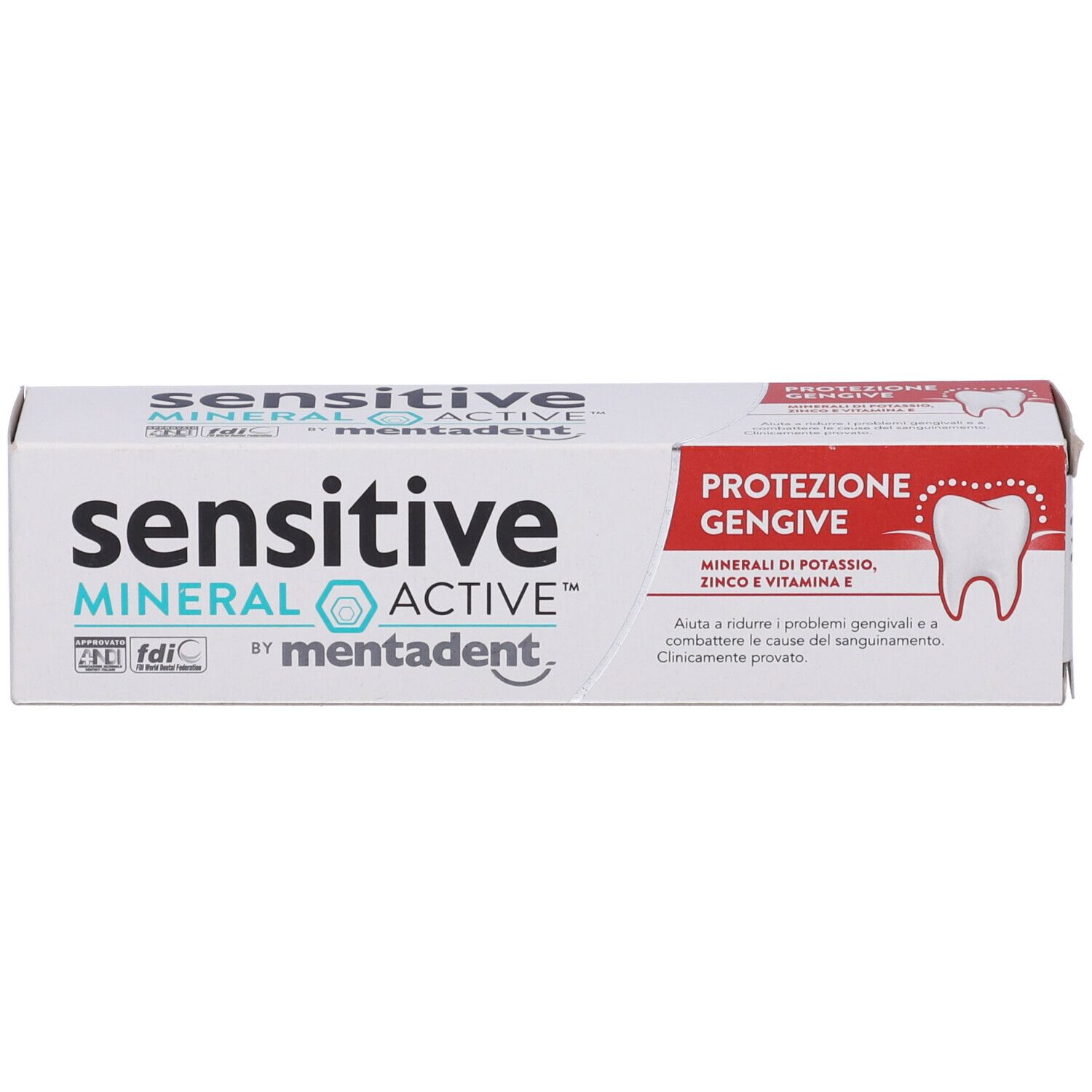 Scatola di dentifricio bianca con dettagli blu e rossi. Scritta: sensitive MINERAL ACTIVE by mentadent. Con simbolo del dente.