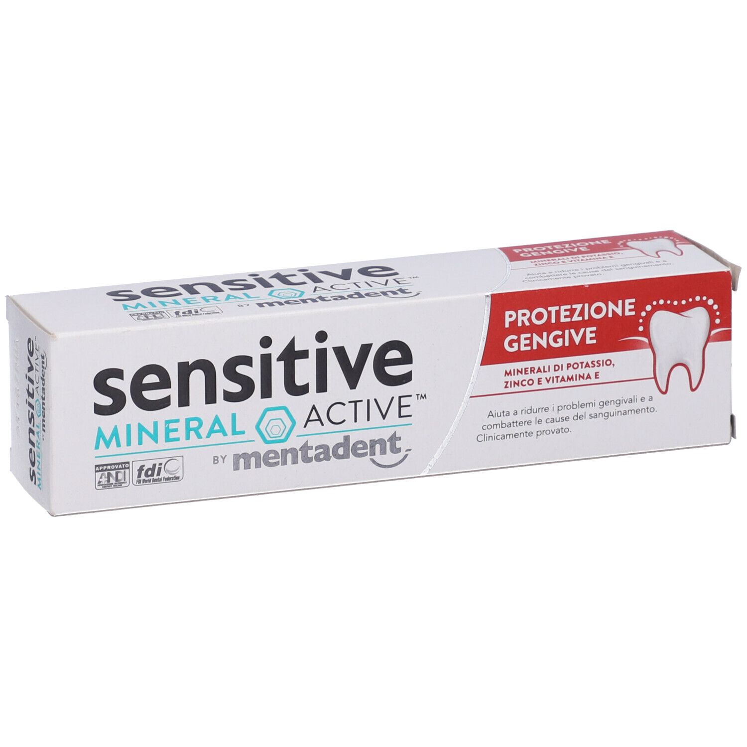 Scatola di dentifricio bianca con dettagli blu e rossi. Scritta: sensitive MINERAL ACTIVE by mentadent. Con simbolo del dente.