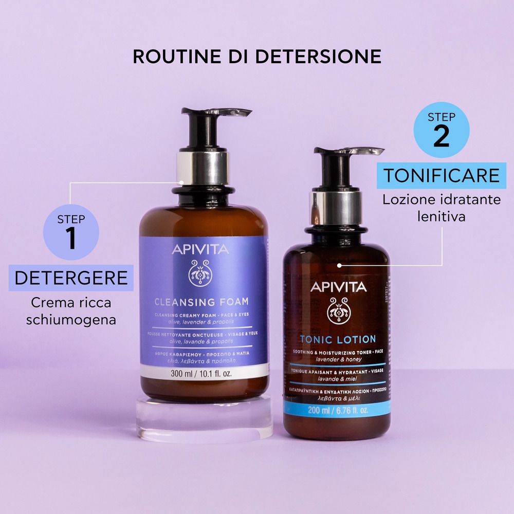 Zwei APIVITA Pumpflaschen: Reinigungsschaum (300 ml) und Tonic Lotion (200 ml).