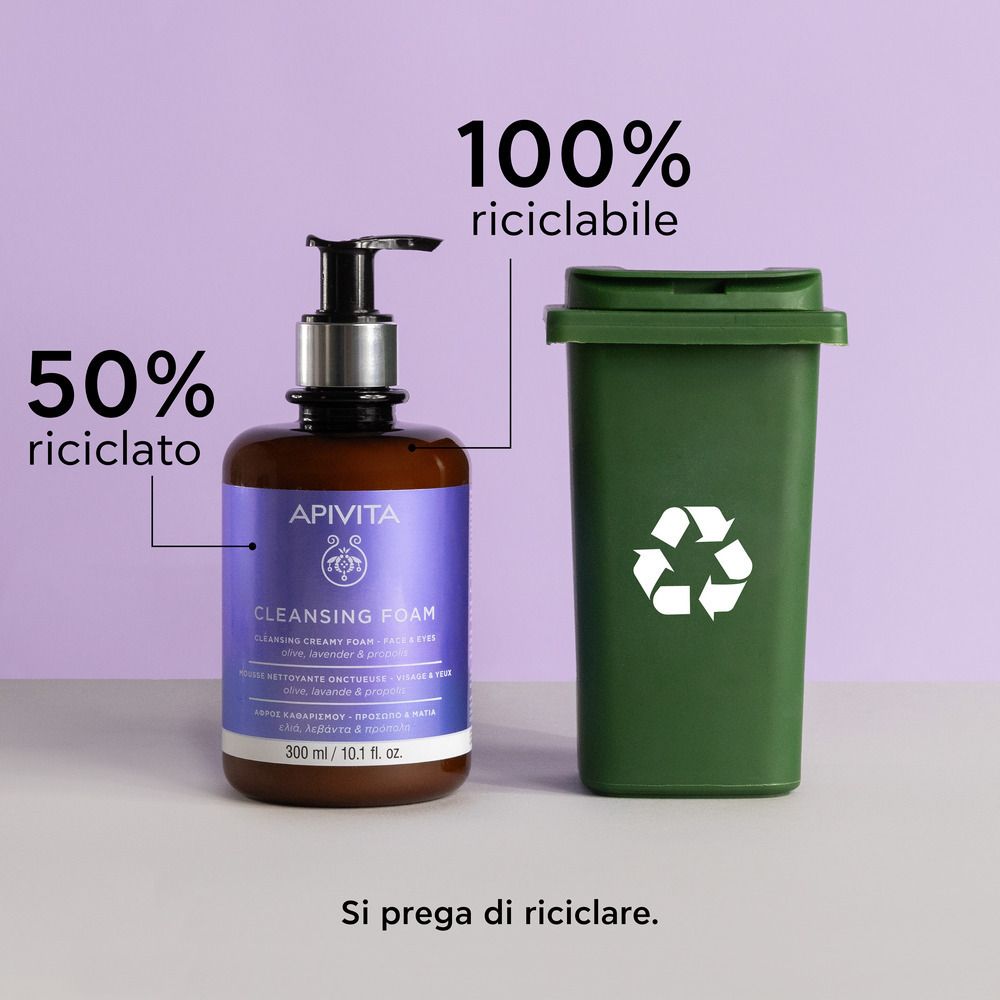 Apivita Reinigungsschaum mit Pumpe neben einer grünen Recyclingtonne. 50% recycelt, 100% recycelbar.