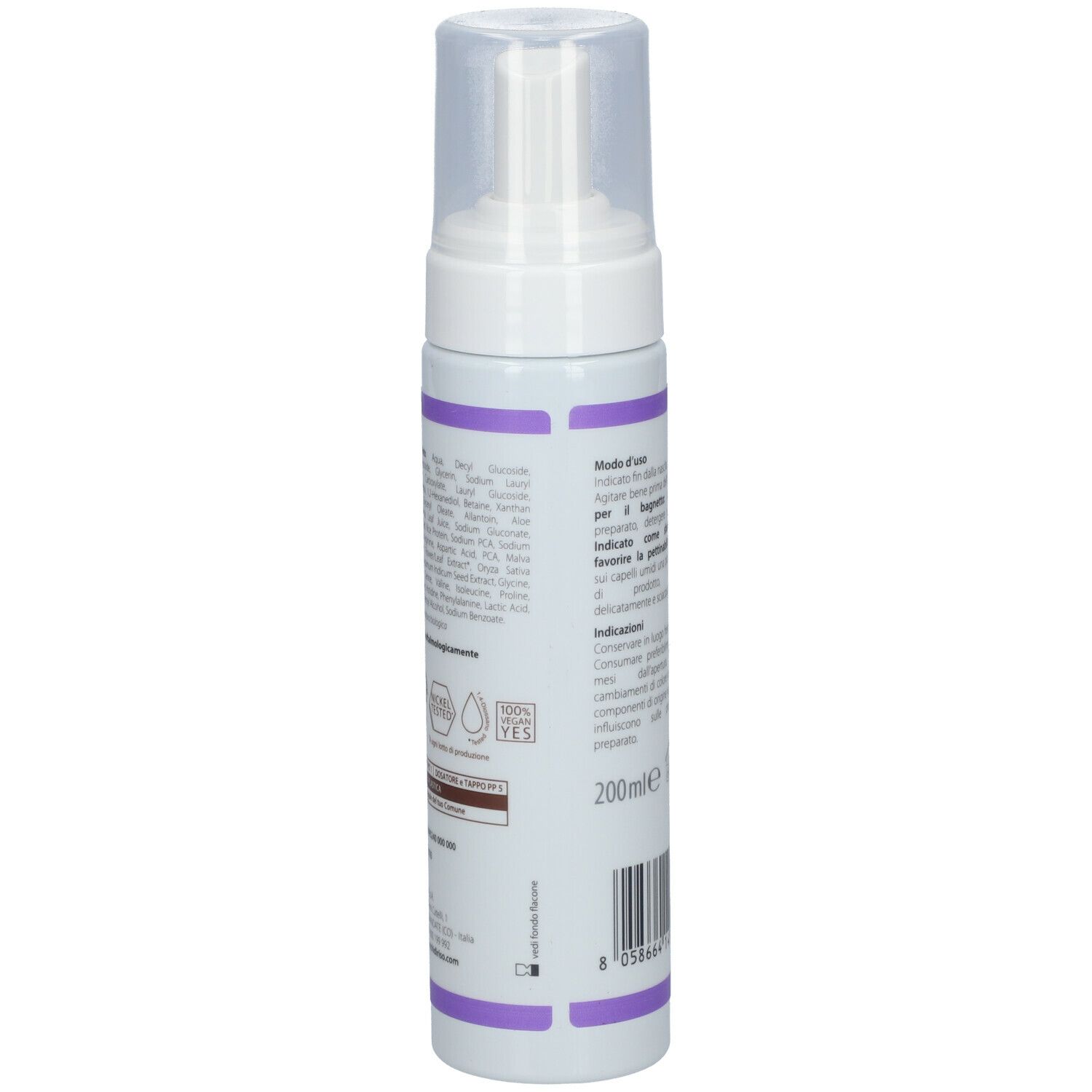 Retro di un flacone bianco con dosatore. Scritta MOUSSE BAGNETTO. Testo e codice a barre.
