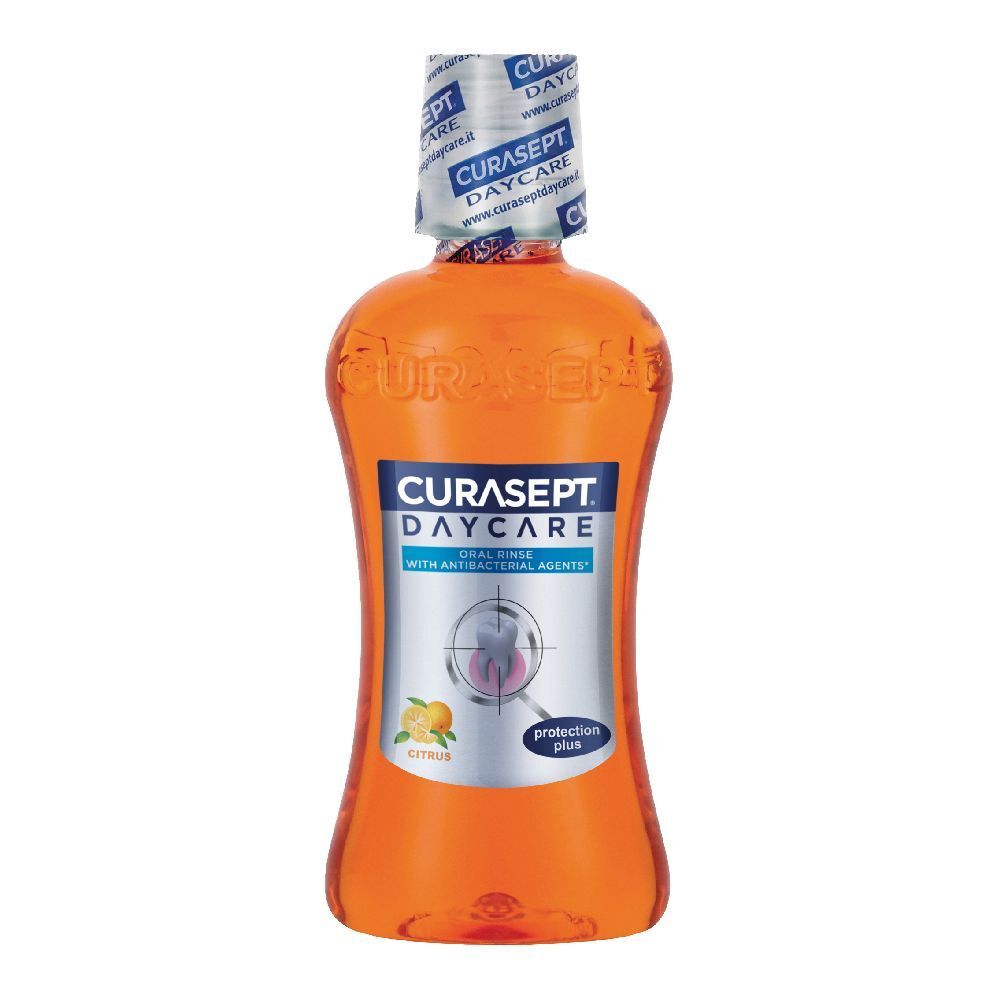 Flacone di collutorio arancione con tappo bianco. Scritta: CURASEPT DAYCARE, Citrus. Simbolo Protection Plus.