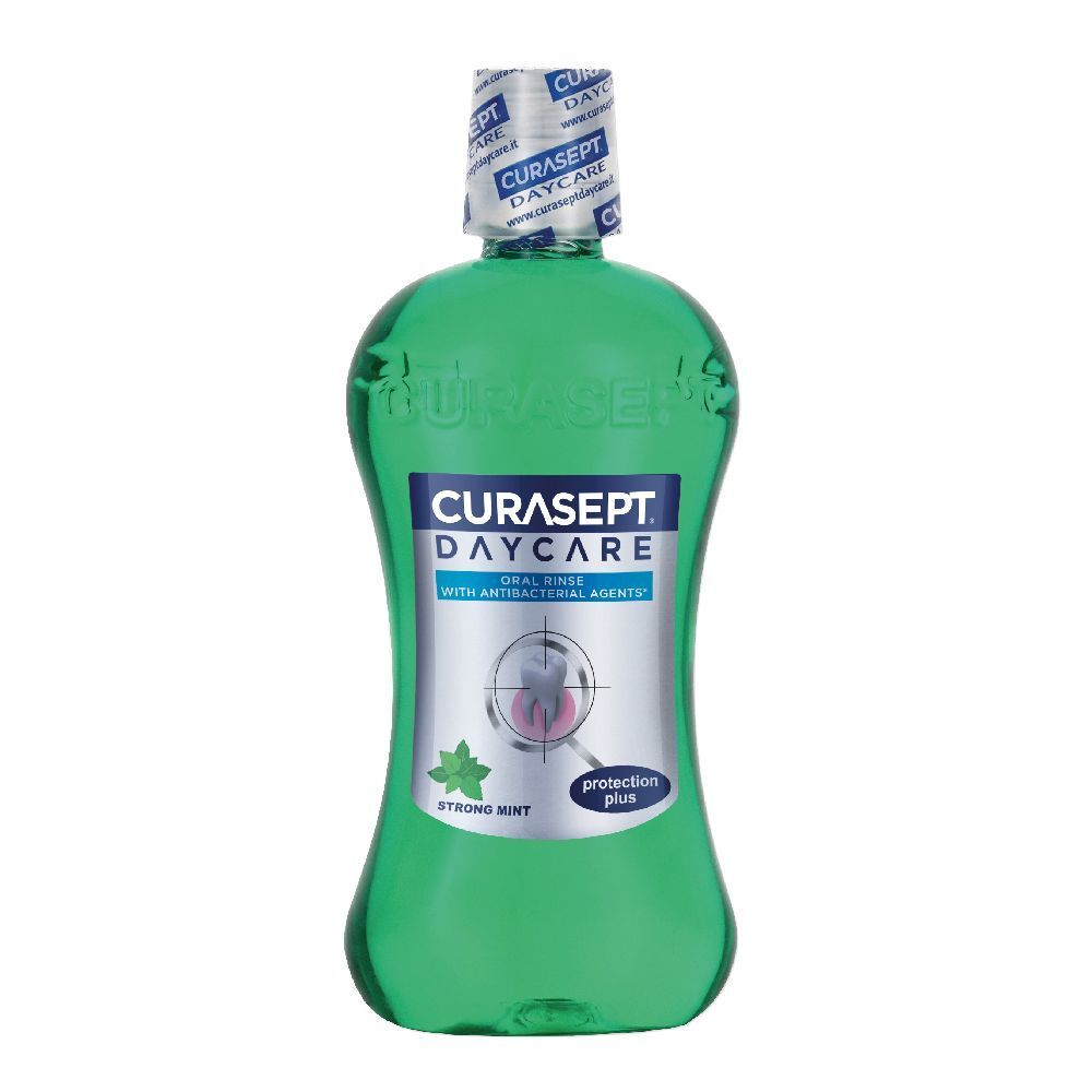 Flacone di collutorio verde con etichetta. Scritta: CURASEPT DAYCARE. Contiene agenti antibatterici. Menta forte.
