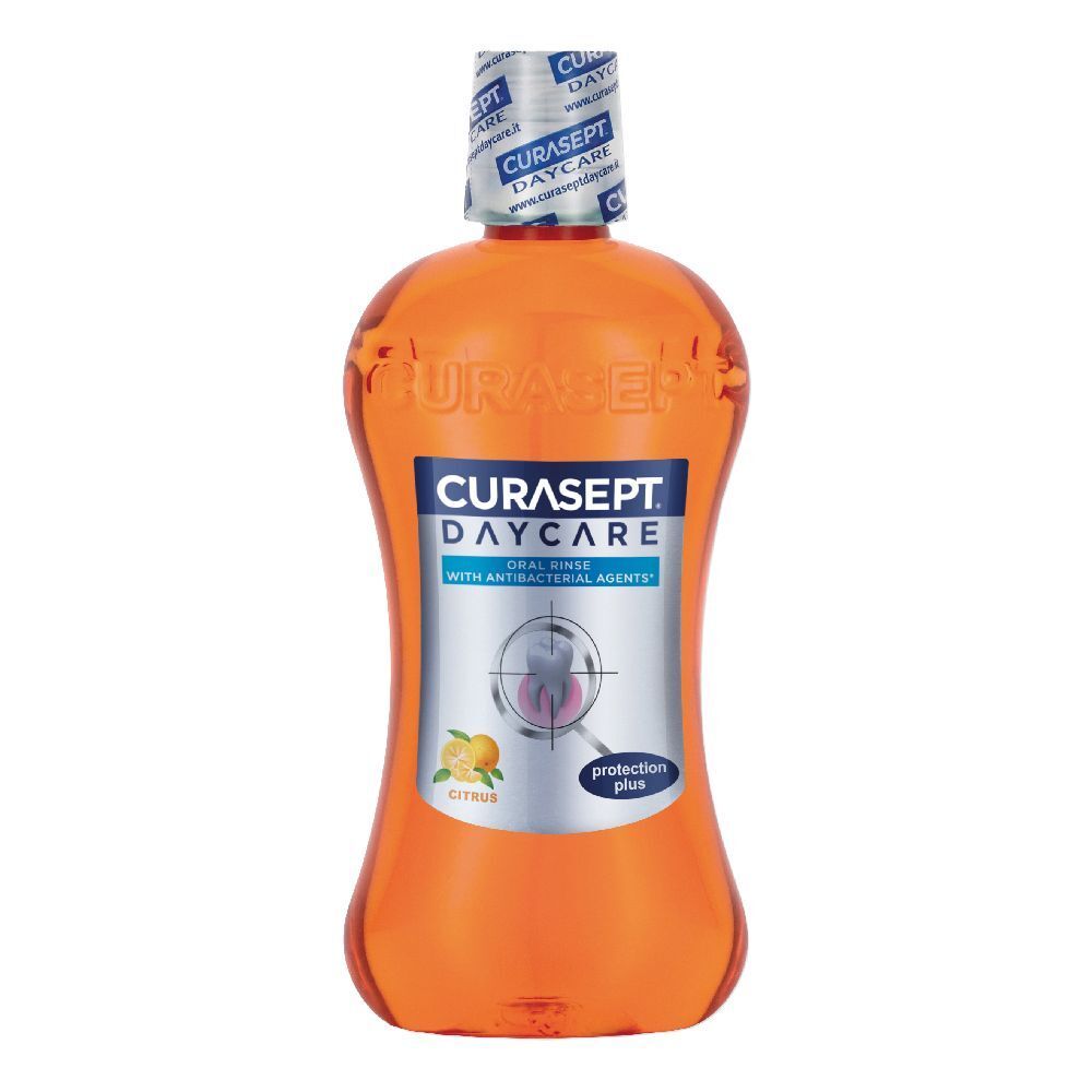 Collutorio in bottiglia arancione. Etichetta con "CURASEPT DAYCARE" e "Citrus". Sigillo di protezione sul tappo.