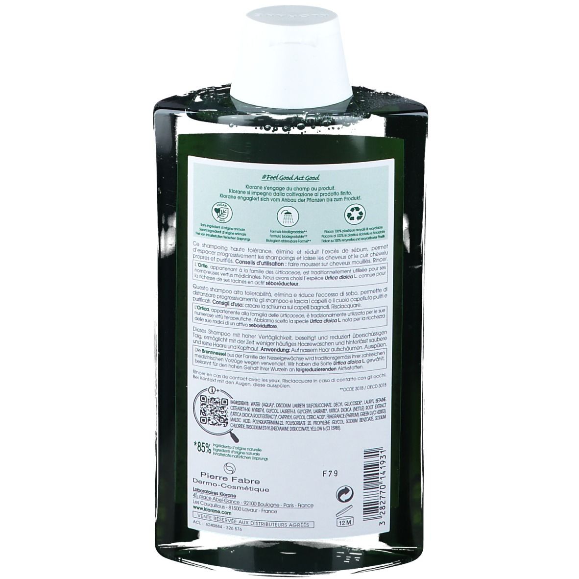 Rückseite der grünen Shampoo-Flasche. Text und Logos auf weißem Etikett. Informationen zum Produkt.