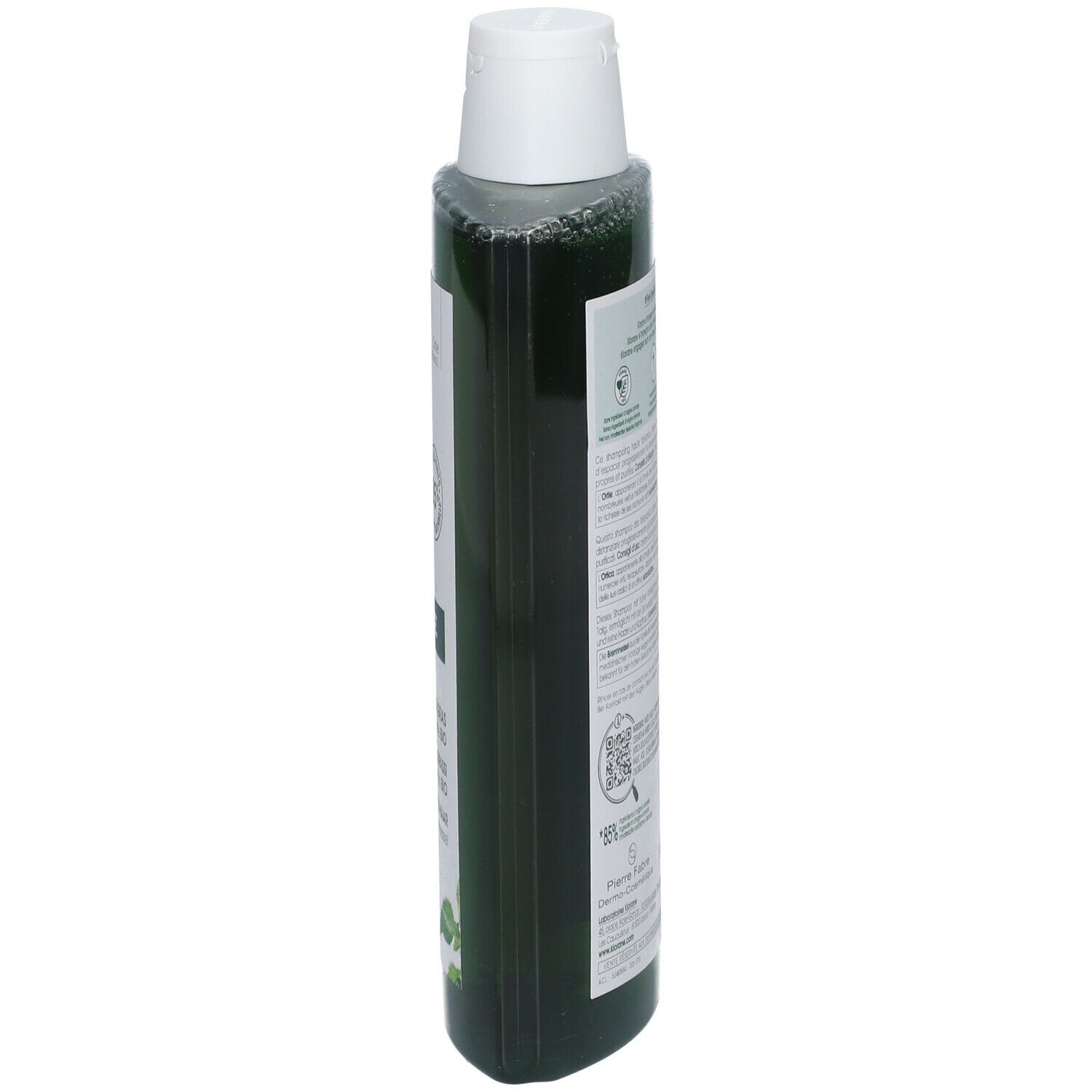 Grüne Shampoo-Flasche, Seitenansicht. Weißer Deckel, Etikett mit Text. Durchsichtige Verpackung.