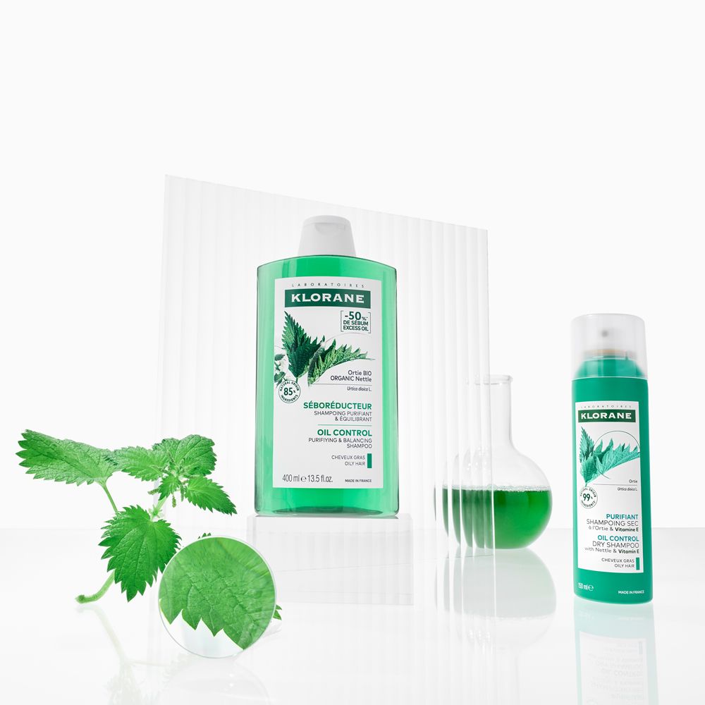 KLORANE Shampoo, Trockenshampoo und Becherglas. Brennnesselblätter. Produktpräsentation.