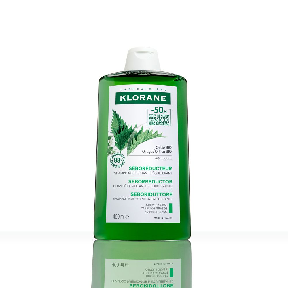 Grüne KLORANE Shampoo-Flasche mit Brennnessel-Logo. 400 ml. Auf weißem Hintergrund.