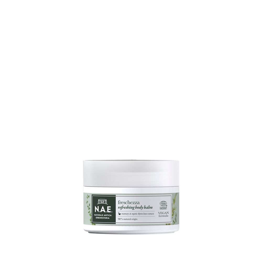 Vasetto bianco con etichetta verde. Scritta: N.A.E., Freschezza, Refreshing Body Balm. Sigillo vegano.