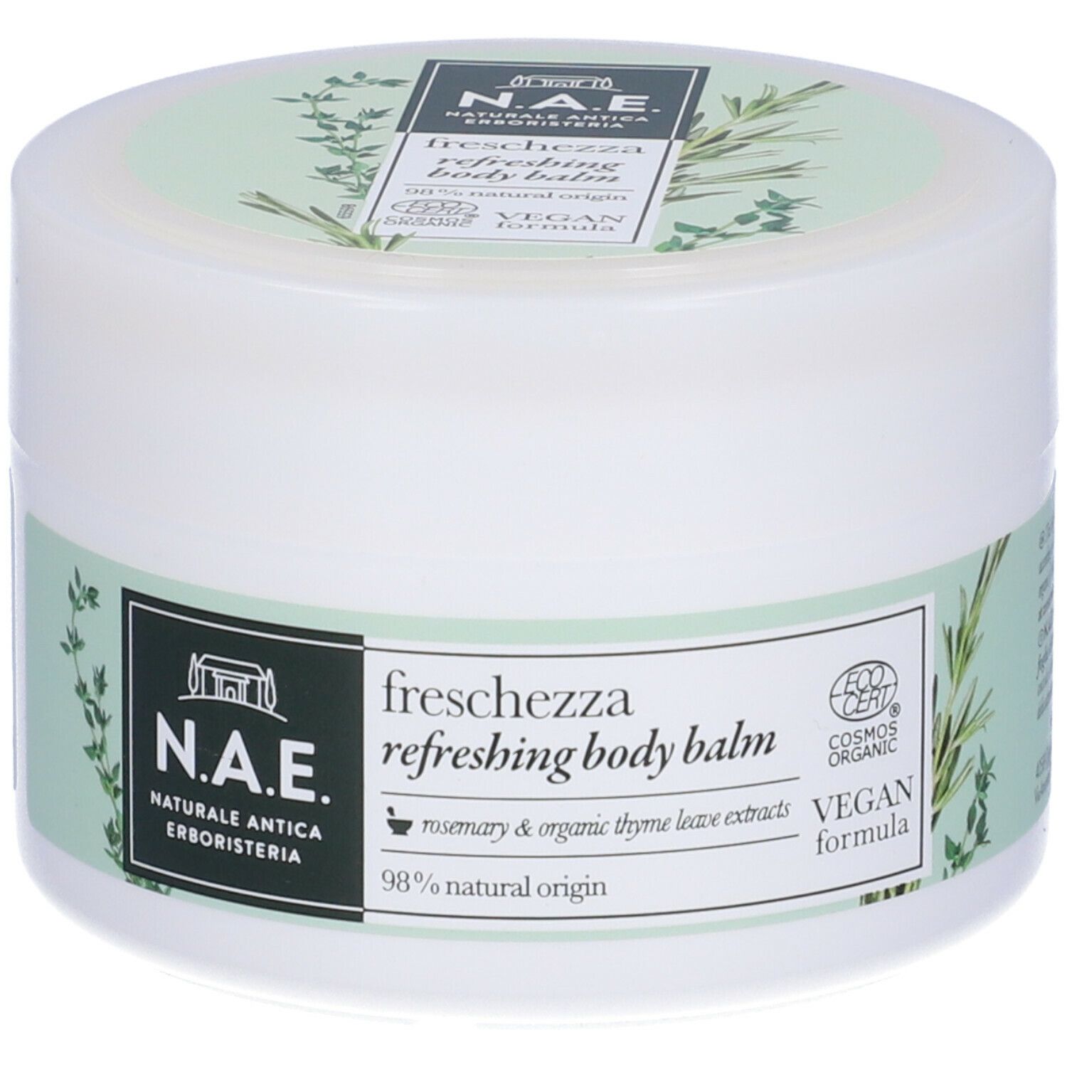 Vasetto bianco con coperchio ed etichetta verdi. Scritta: N.A.E., Freschezza, Refreshing Body Balm. Sigillo vegano.