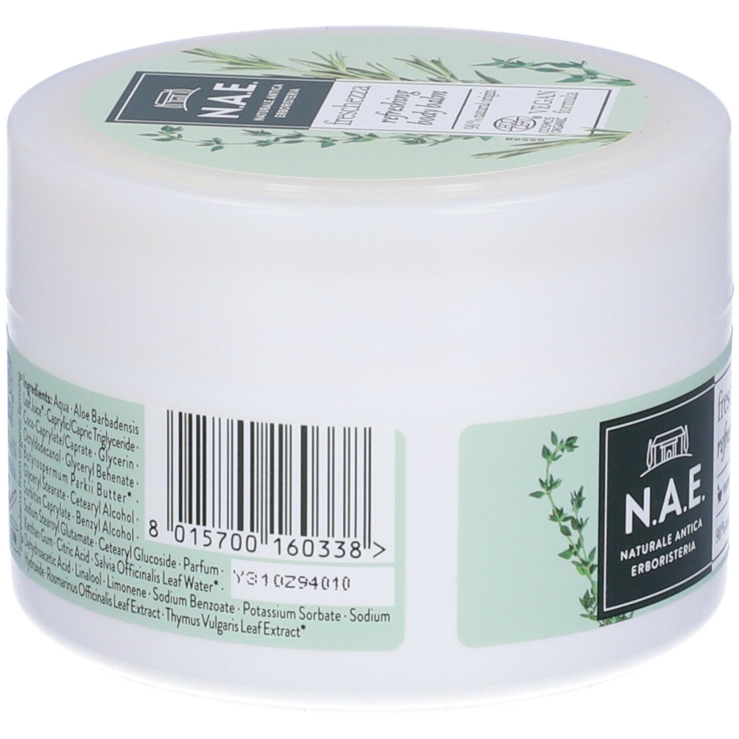 Retro di un vasetto bianco con etichetta verde. Scritta: N.A.E., Freschezza, Refreshing Body Balm. Codice a barre.
