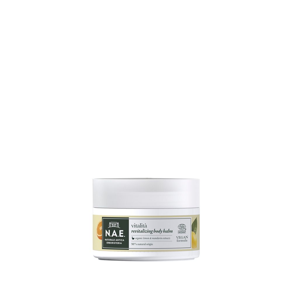 Vasetto bianco con etichetta giallo-arancio. Scritta: N.A.E. vitalità revitalizing body balm. Formula vegana. Immagine di limone e arancia.
