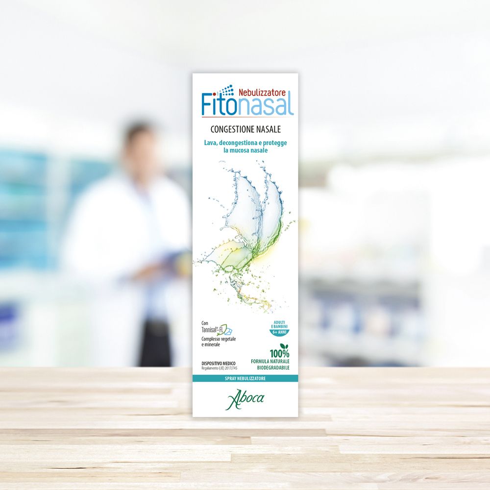 Schachtel mit Produkt. Aufschrift: FitoNasal, Nebulizzatore. Aboca-Logo. Hintergrund: verschwommene Person.