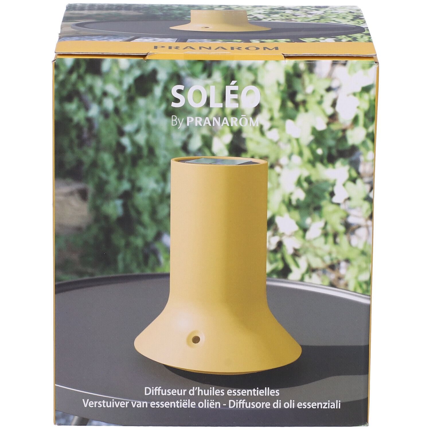 Diffusore giallo nella confezione. Scritta: SOLEO by PRANAROM. Testo: Diffusore di oli essenziali.