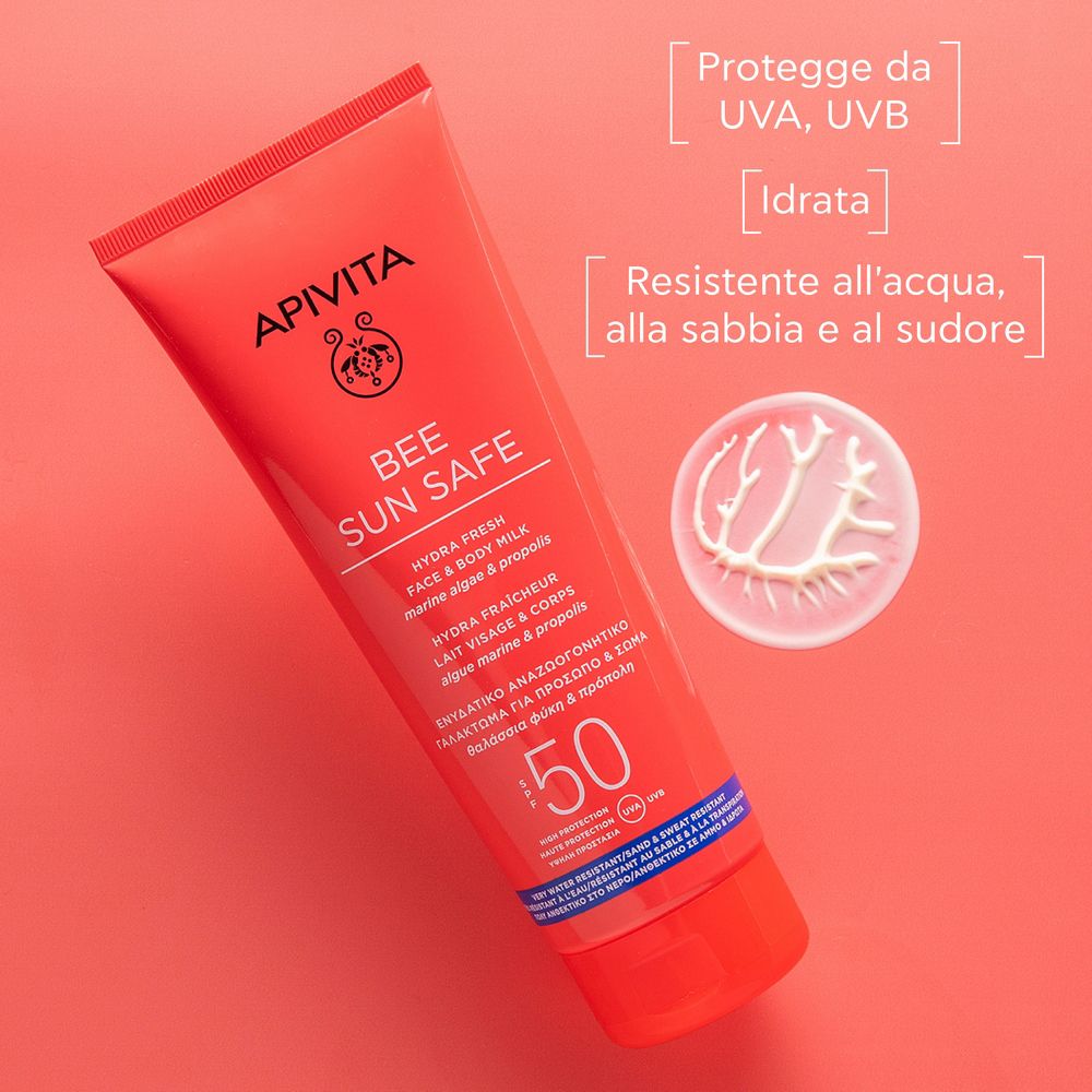 Tubo rosso APIVITA BEE SUN SAFE. Testo: Hydra Fresh Face & Body Milk SPF50. Campione accanto. Protegge da UVA, UVB.