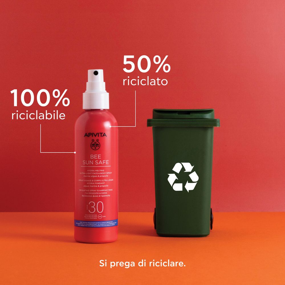 Flacone spray rosso e bidone. Testo: 100% riciclabile, 50% riciclato. Si prega di riciclare.