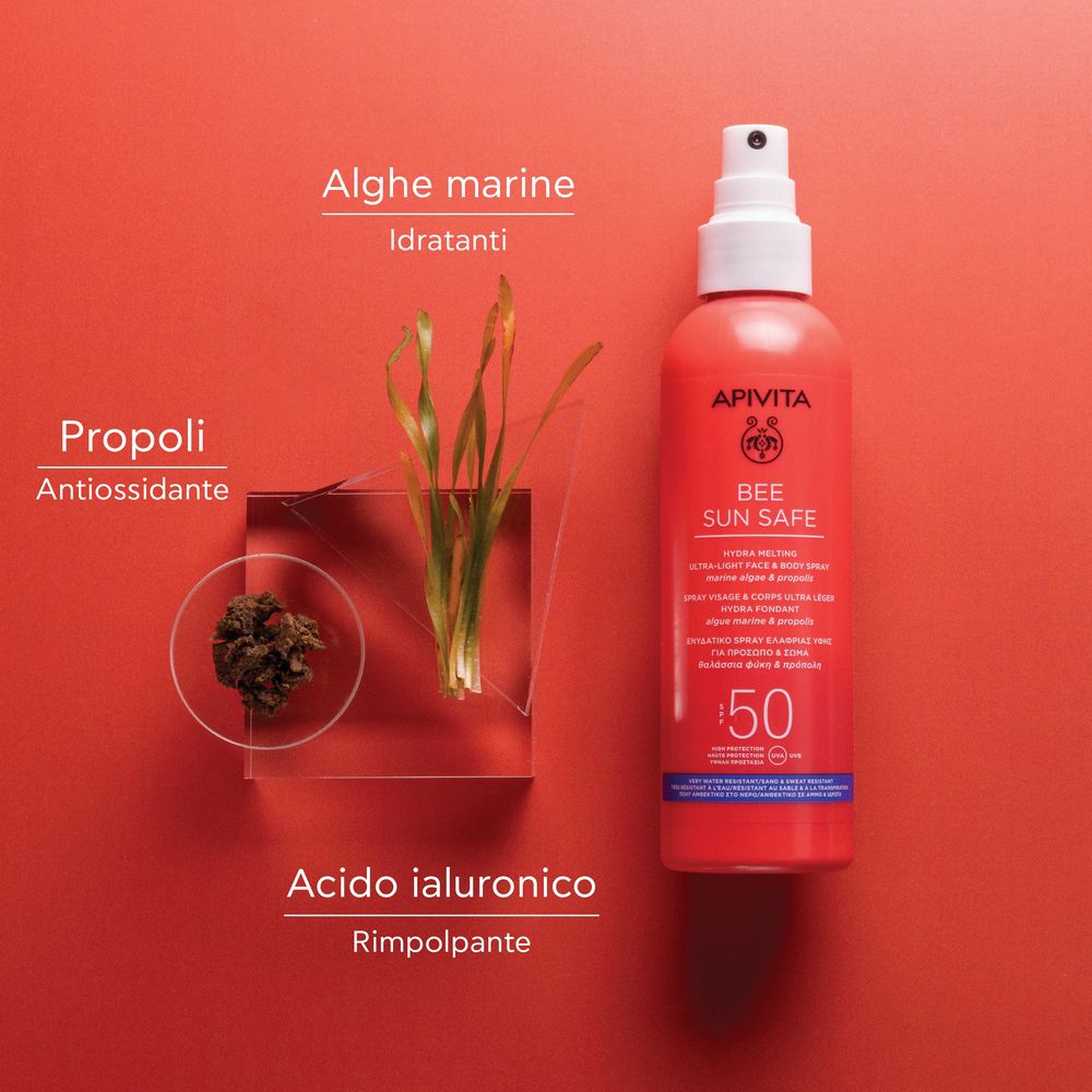 Flacone spray rosso con erogatore bianco. Scritta: APIVITA BEE SUN SAFE, SPF 50. Con ingredienti.