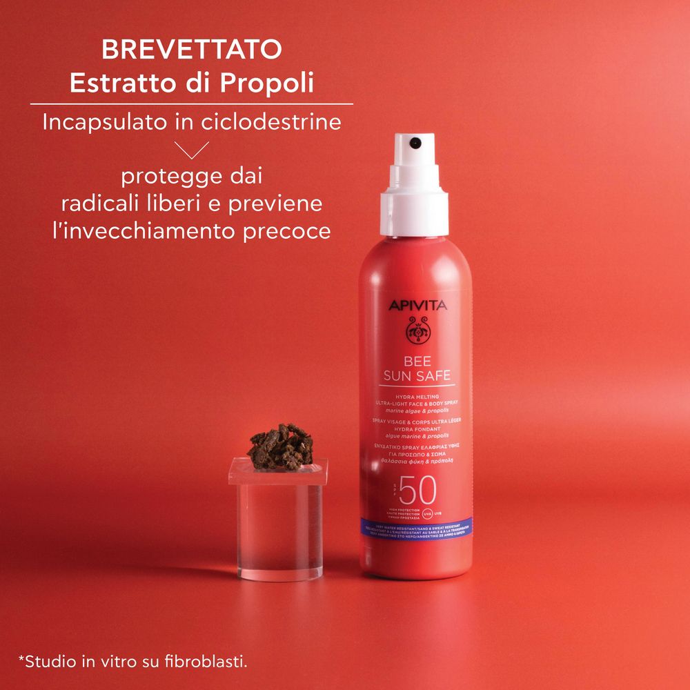 Flacone spray rosso con erogatore bianco. Scritta: APIVITA BEE SUN SAFE, SPF 50. Con ingredienti.