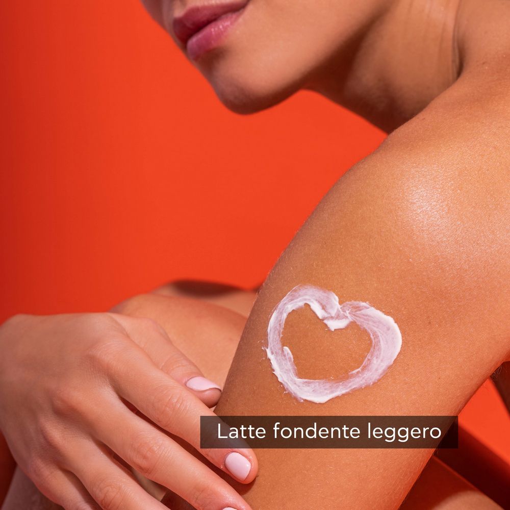 Braccio con cuore bianco. Scritta: Latte fondente leggero.