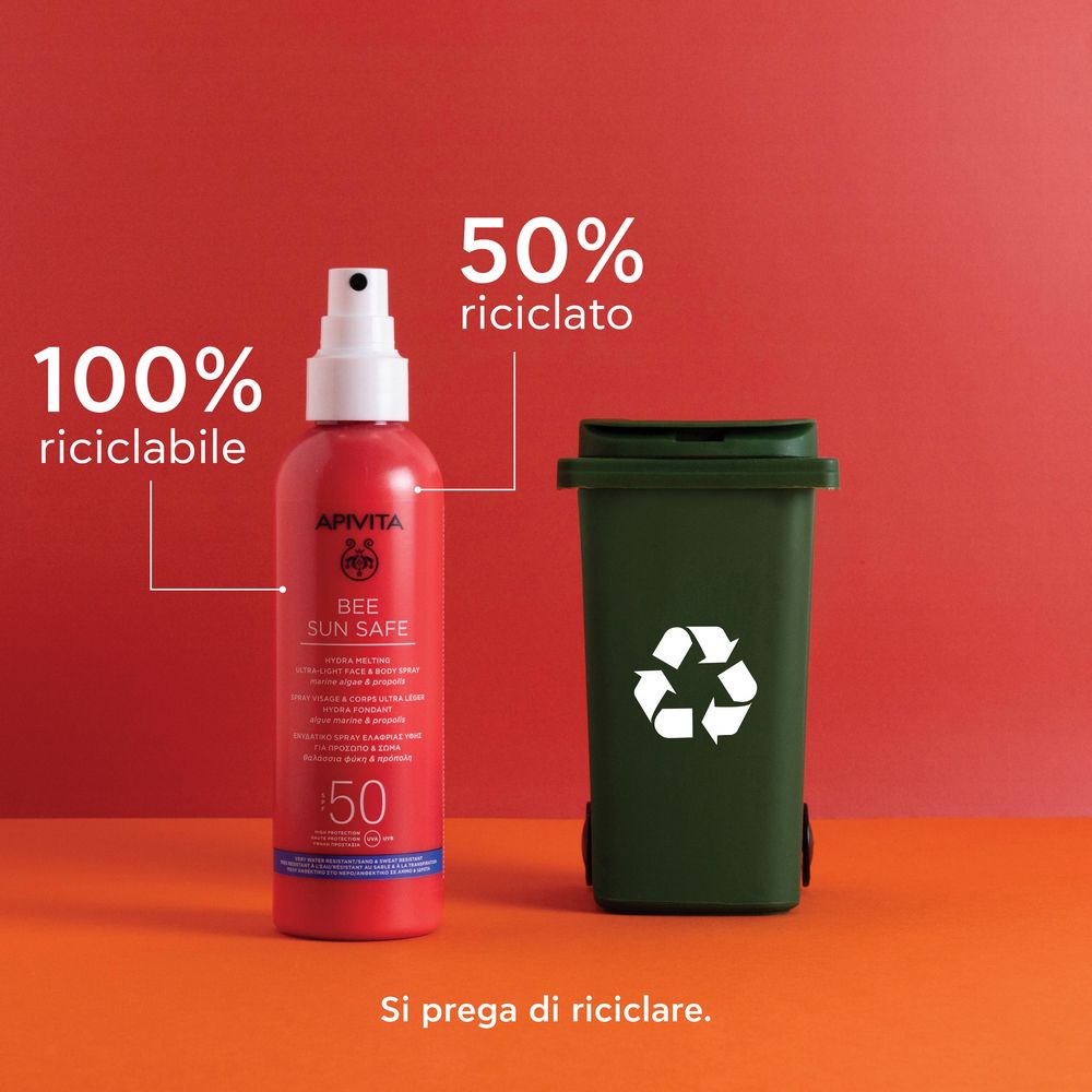 Flacone spray rosso con erogatore bianco. Scritta: APIVITA BEE SUN SAFE, SPF 50. Con simboli di riciclaggio.