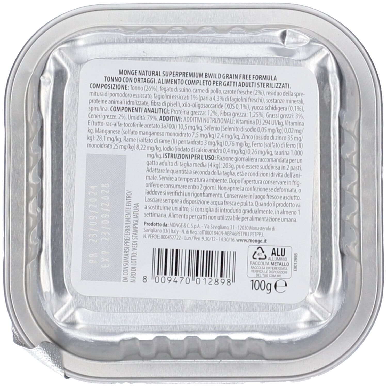 Retro della vaschetta di pâté per gatti. Elenco ingredienti, analisi, raccomandazioni per l'alimentazione. Data di scadenza. 100g. Codice a barre.