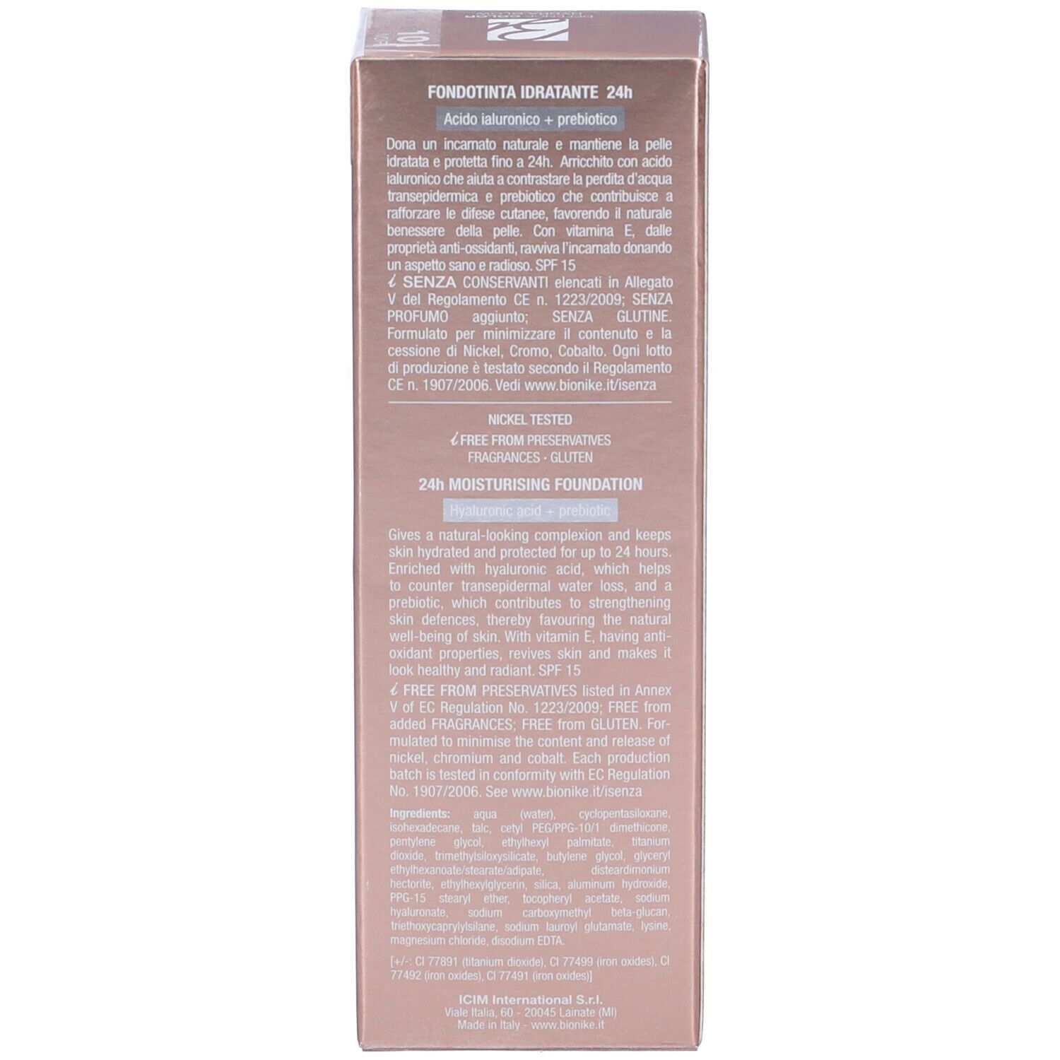 Lato di una scatola rosa. Testo in più lingue. 24h Moisturising Foundation, Acido ialuronico + probiotico.