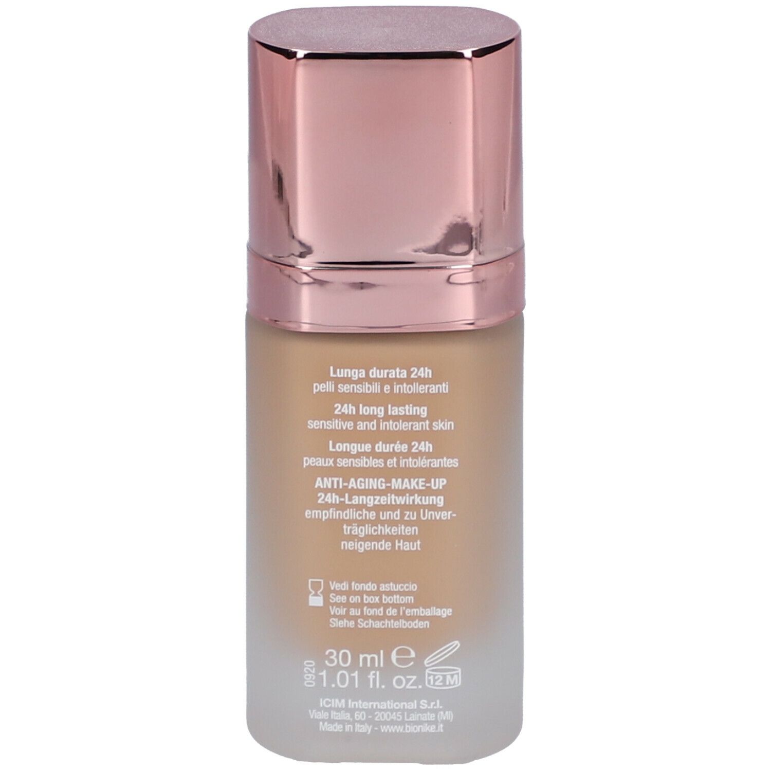 Retro del flacone di trucco. Testo multilingue. Scritta: 24h long lasting, 30 ml.