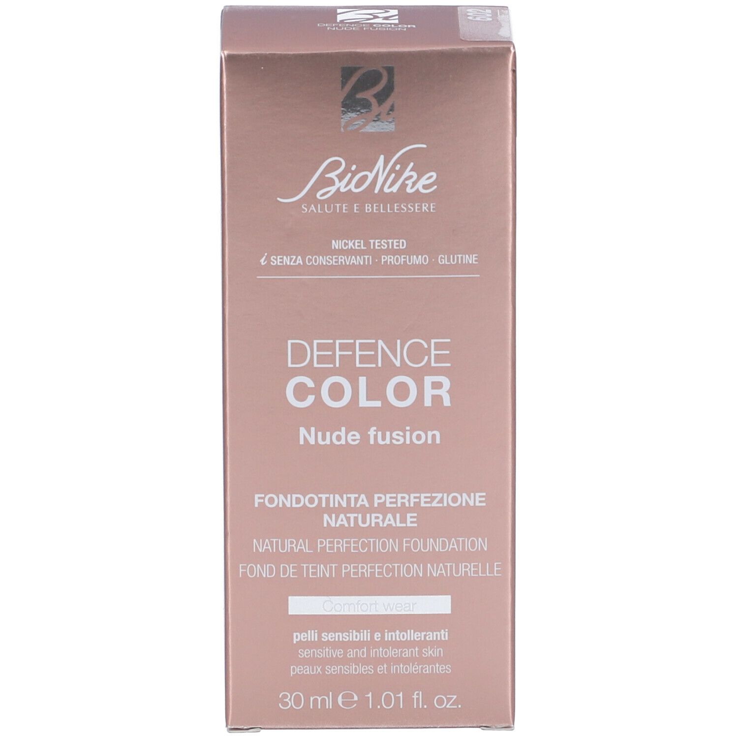 Confezione del fondotinta BioNike Defence Color Nude Fusion. Scatola con nome del prodotto e marchio. Beige e rosa.