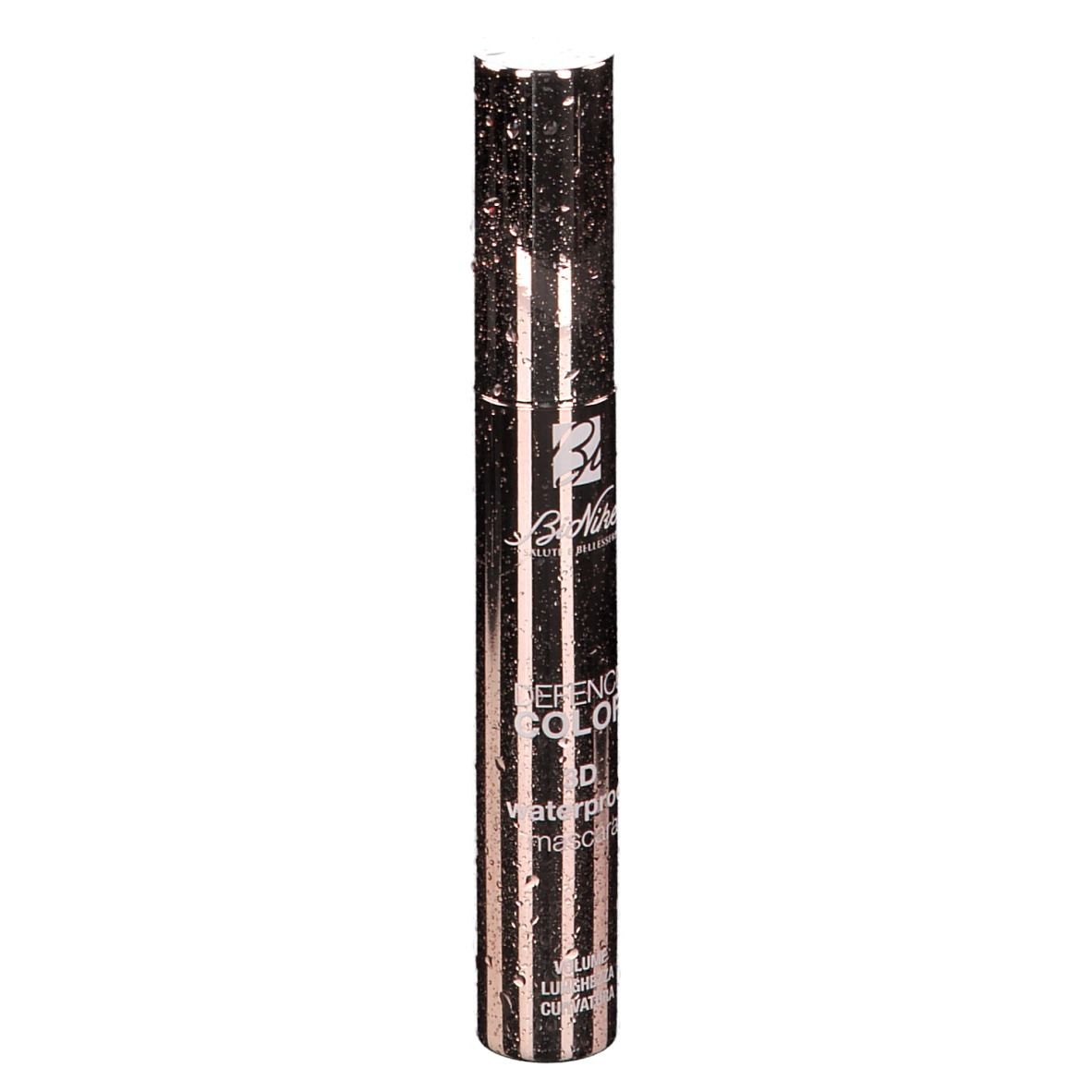 Mascara-Flakon. Rosa-goldener Flakon mit vertikalen Streifen. Text: DEFENCE COLOR 3D waterproof mascara.