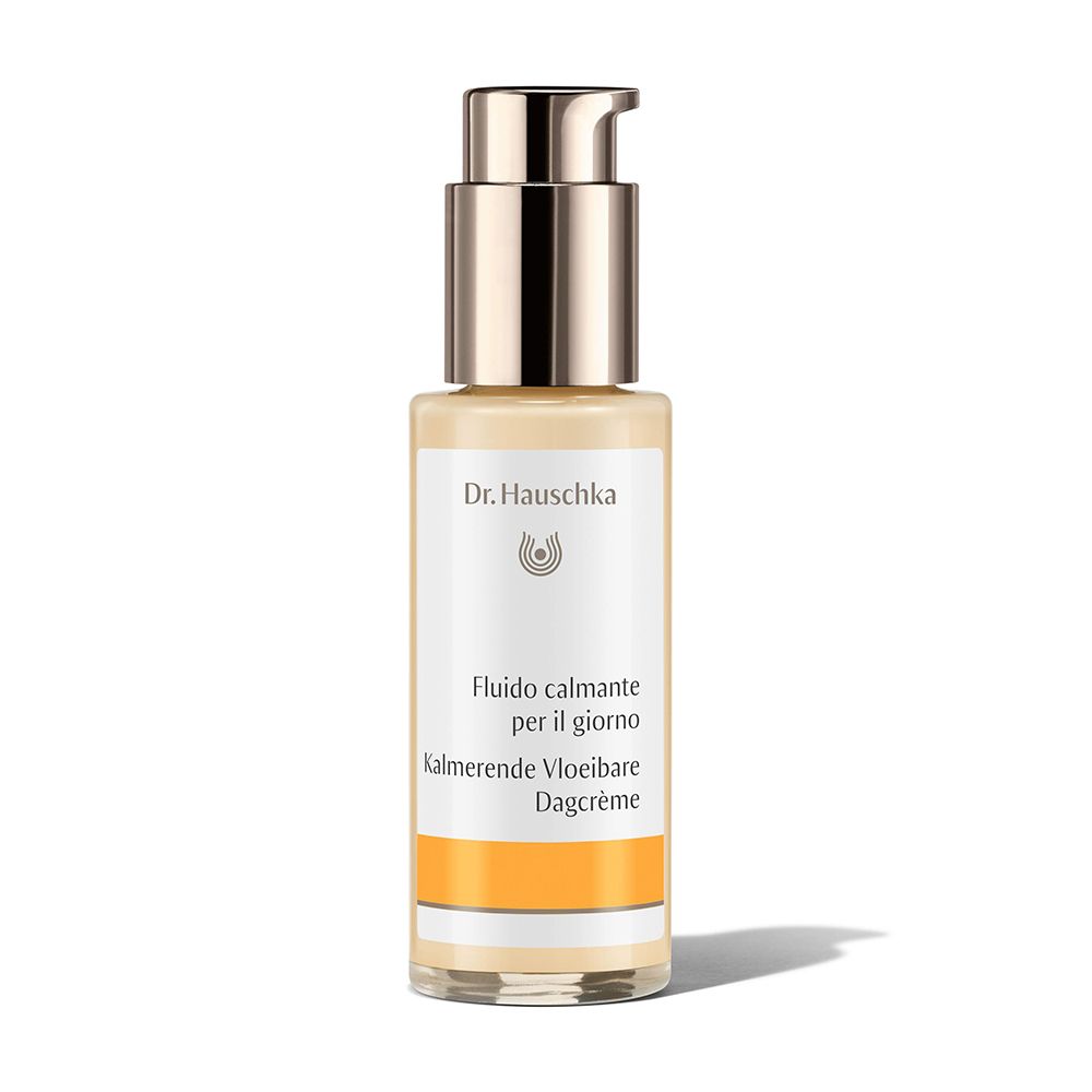 Creme-Flakon mit Dosierpumpe. Aufschrift: Dr. Hauschka, Fludio calmante per il giorno, Kalmerende Vloeibare Dagcrème.