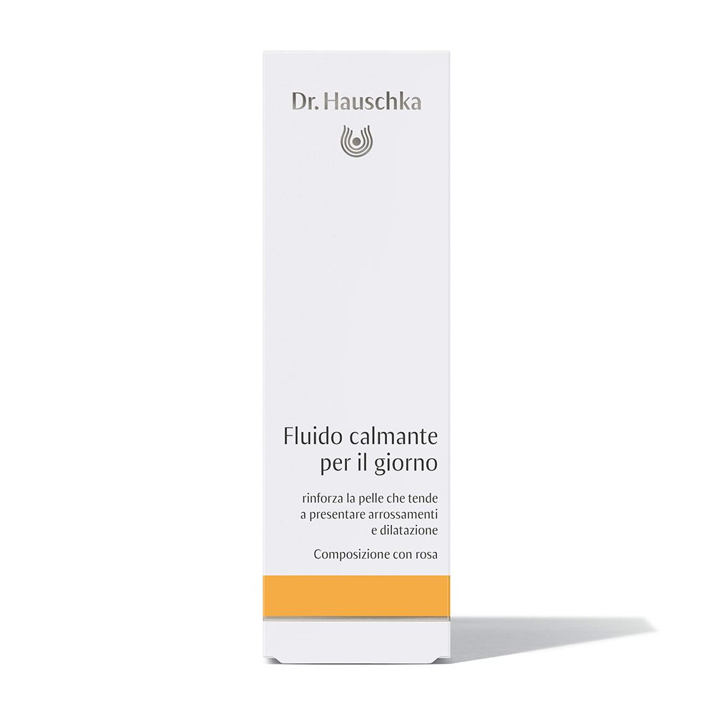 Weiße Verpackung mit Aufschrift: Dr. Hauschka, Fludio calmante per il giorno. Orangefarbener Streifen am unteren Rand.