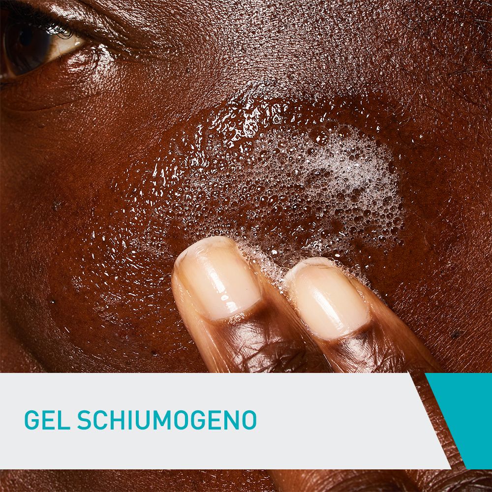 Viso con schiuma. Testo: Gel Schiumogeno.