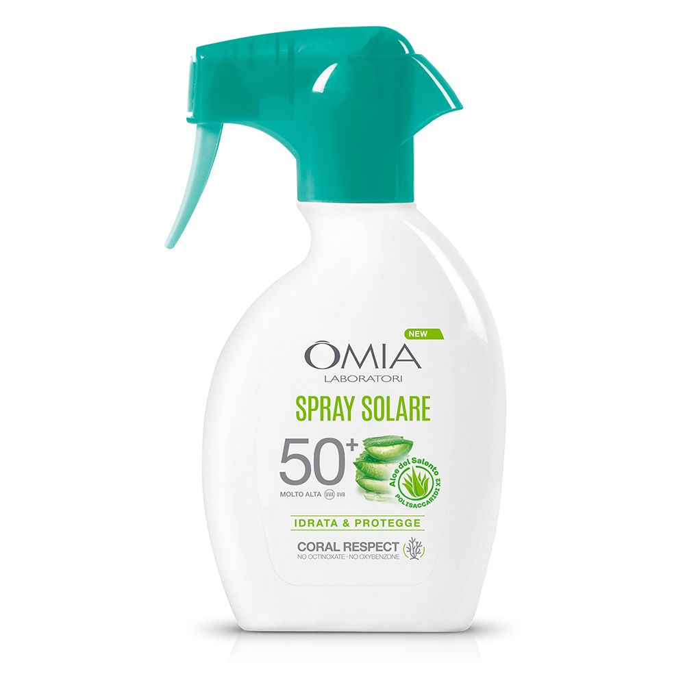 Flacone bianco con erogatore verde. Scritta: OMIA, Spray Solare 50+, Aloe Vera, Coral Respect.