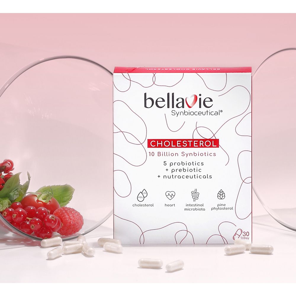 Gélules BellaVie Cholesterol dans un emballage. Emballage rouge et blanc avec nom du produit et informations. Quelques gélules devant.