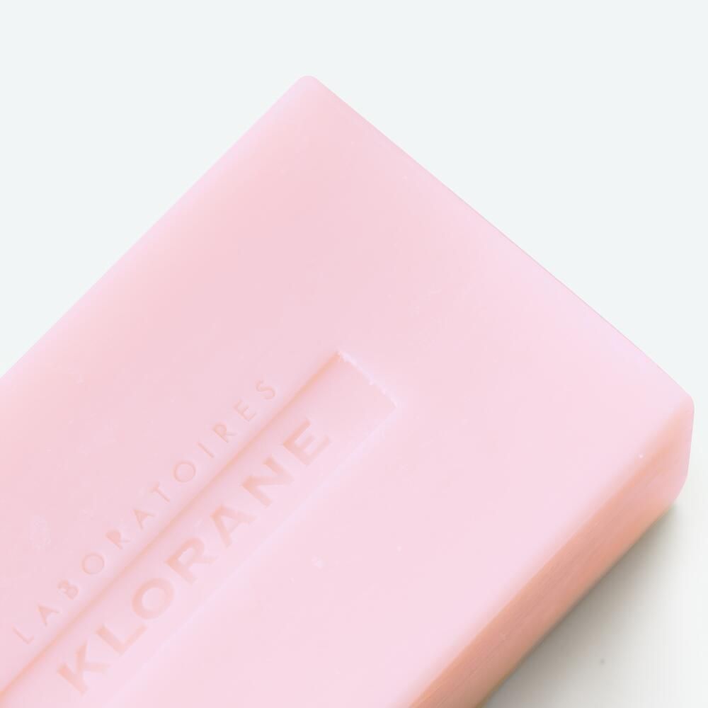 Sapone rosa con logo Klorane. Forma rettangolare.