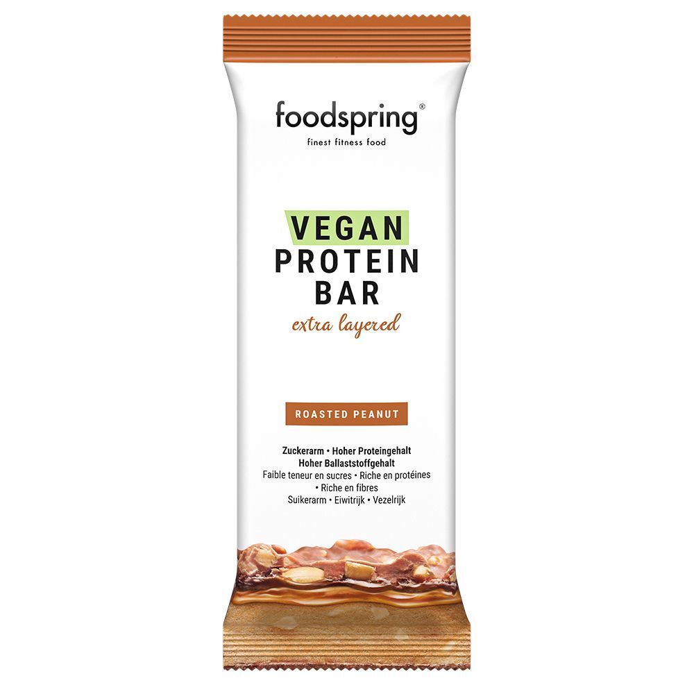 Barretta proteica confezionata con logo "foodspring" e scritta "VEGAN PROTEIN BAR". Scritta "Roasted Peanut".