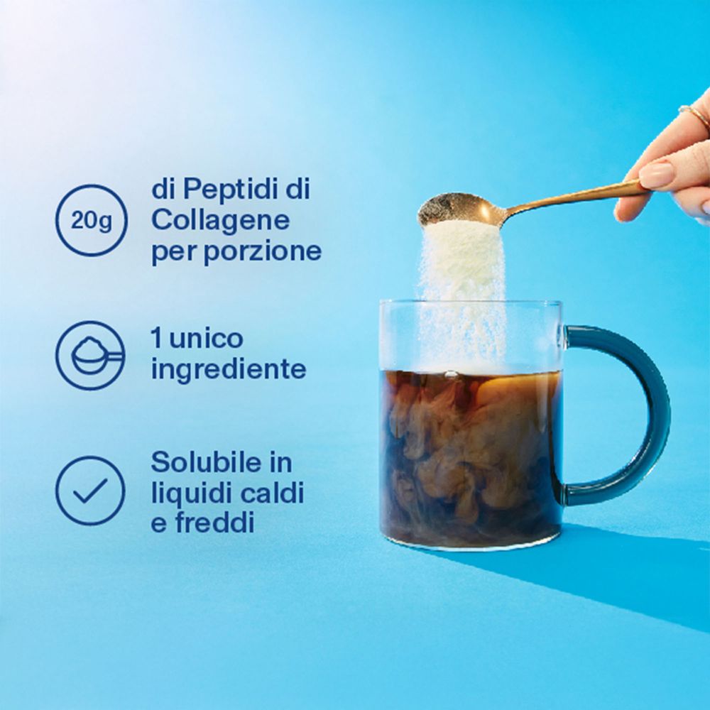 Cucchiaio con polvere sopra una tazza di caffè. Testo: 20g peptidi di collagene per porzione. 1 ingrediente. Solubile.