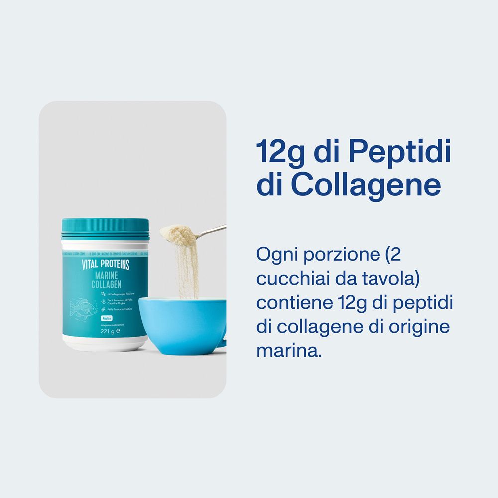 Pulver wird mit einem Löffel in eine blaue Schüssel gegeben. Text: 12g di Peptidi di Collagene.