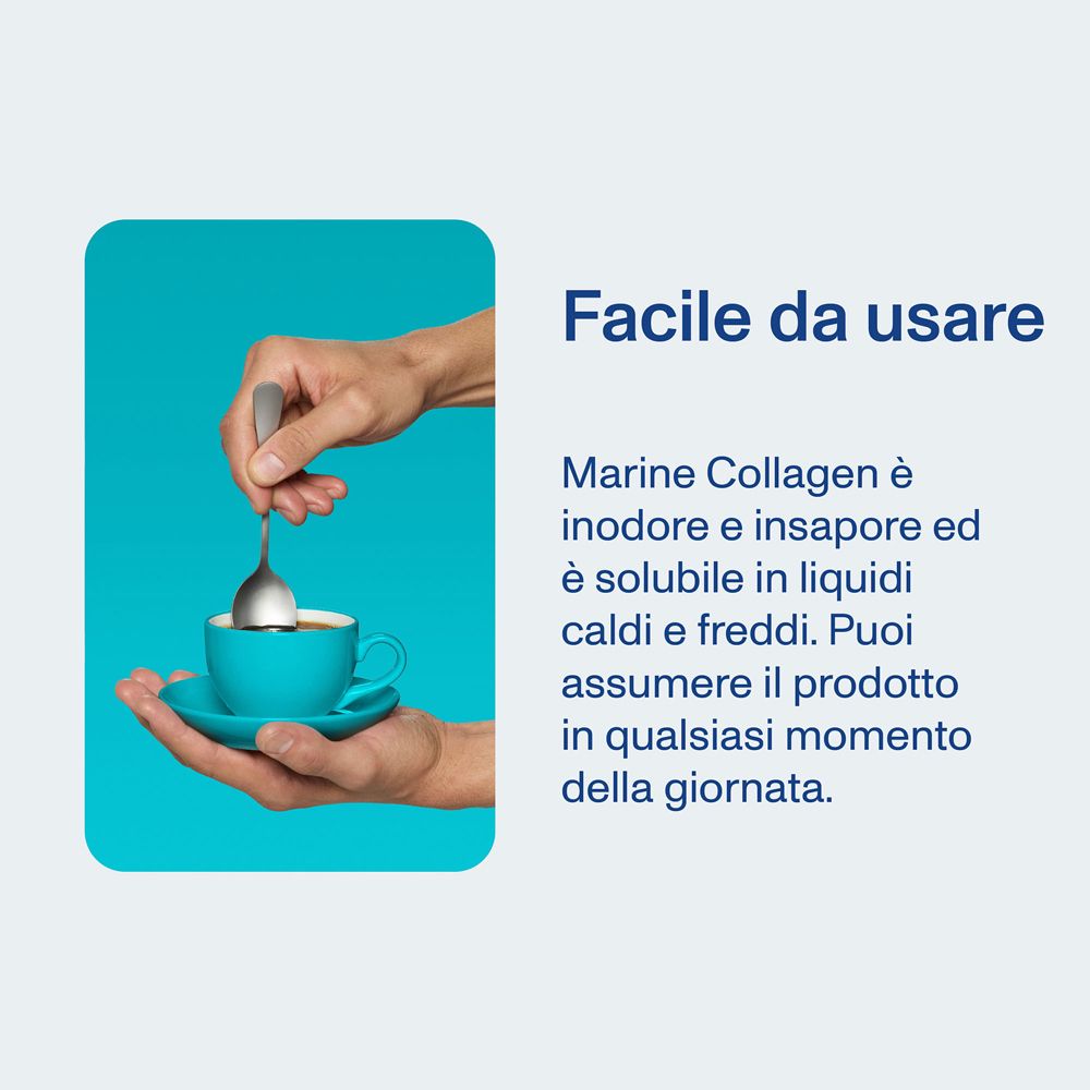 Hand hält Löffel über einer Tasse. Text: Marine Collagen ist geruchs- und geschmacksneutral.