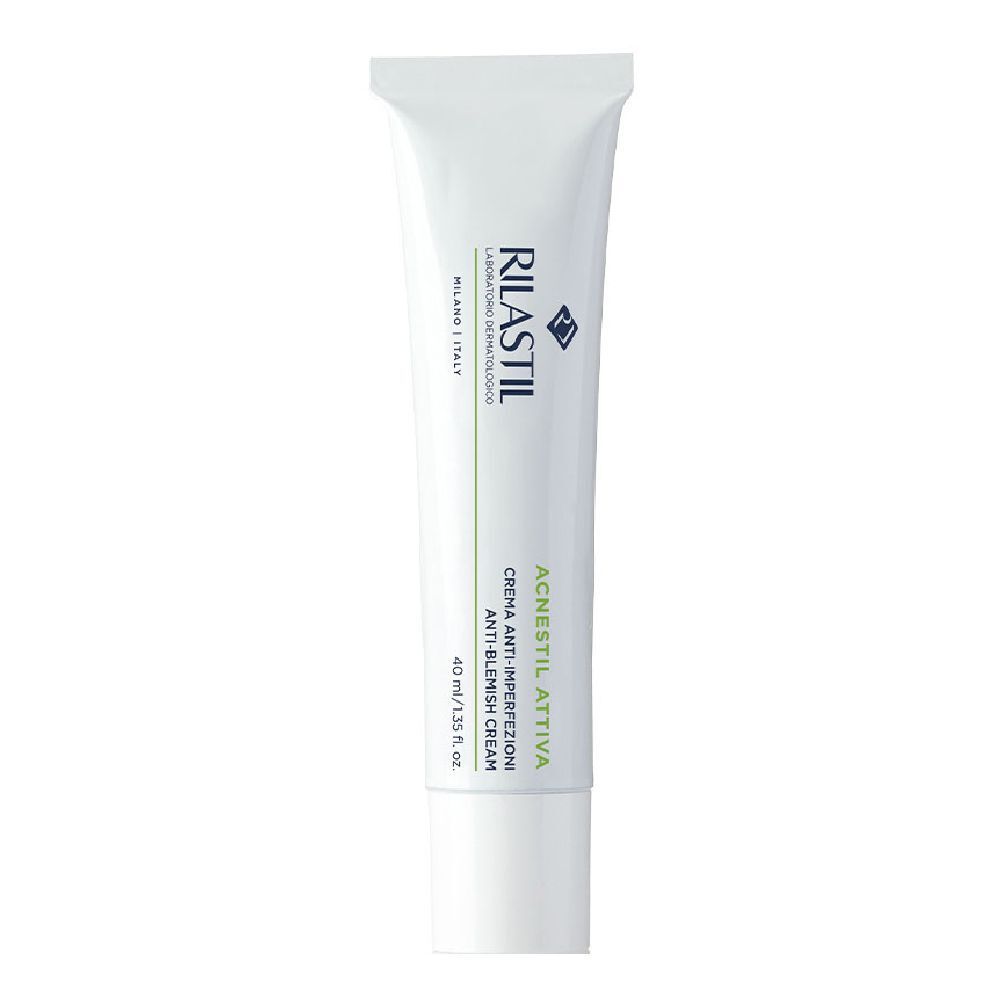 Weiße Tube mit grünem Text. Aufschrift: Rilastil, Acnestil Attiva, Creme Anti-Imperfektionen. 40 ml.