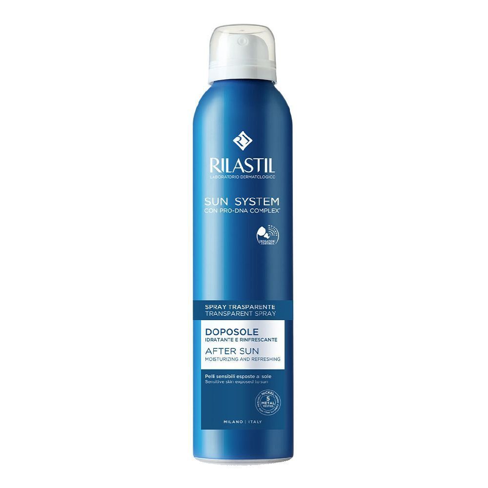 Flacone spray blu con erogatore bianco. Scritta: Rilastil Sun System, Doposole After Sun. Spray trasparente.