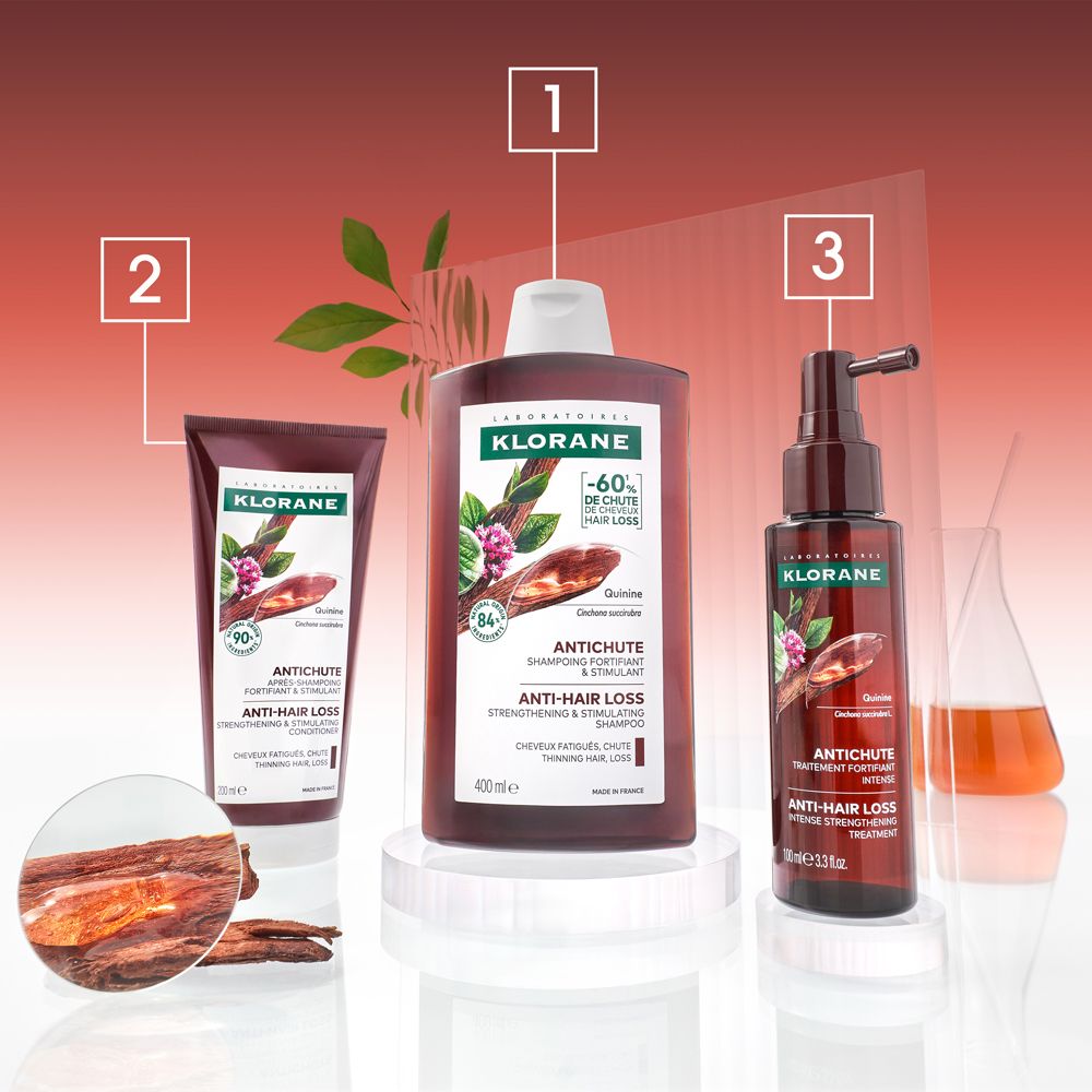 Tre prodotti Klorane per capelli. Shampoo, balsamo e siero. Su piedistallo.