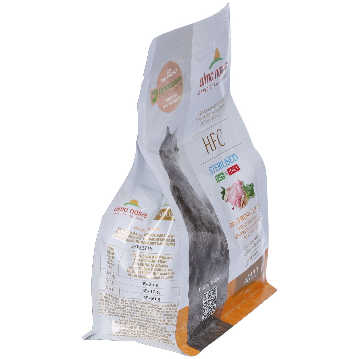 Vista laterale della confezione di cibo per gatti. Almo Nature HFC Sterilised Adult. Contiene pollo fresco al 100%. Con logo e QR code.