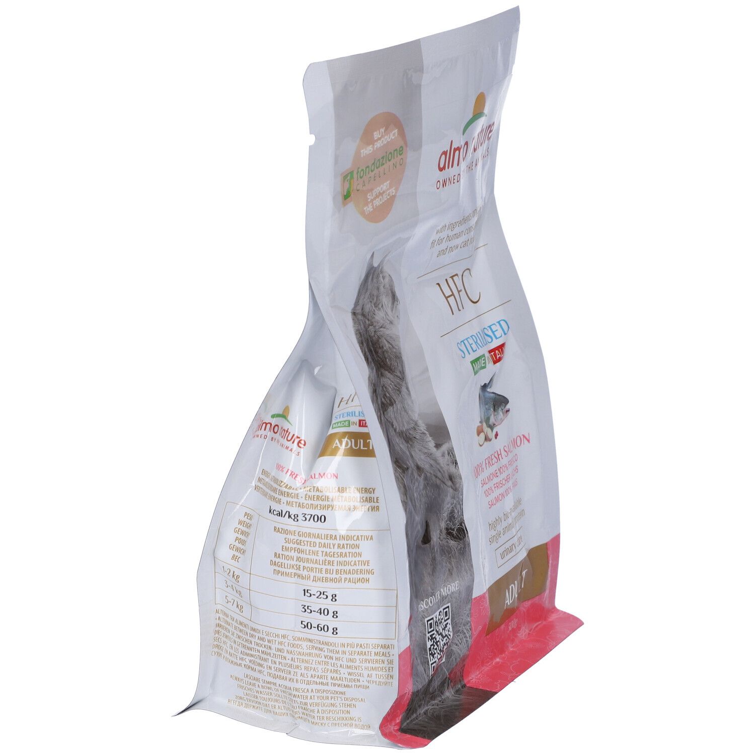 Sacchetto di cibo per gatti, vista laterale. Scritta: HFC Sterilised Adult. Marchio: Almo Nature. Testo e codice QR.