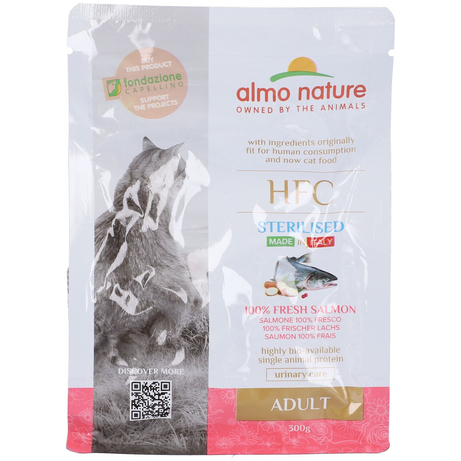 Sacchetto di cibo per gatti. Scritta: HFC Sterilised Adult Salmone. Marchio: Almo Nature. Illustrazione di pesce e gatto.