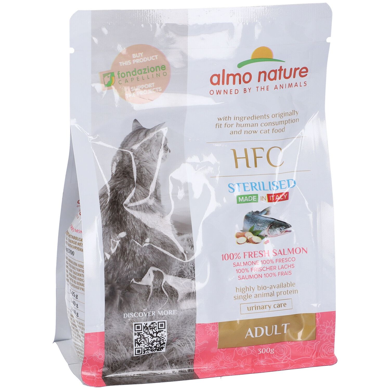 Sacchetto di cibo per gatti. Scritta: HFC Sterilised Adult Salmone. Marchio: Almo Nature. Illustrazione di gatto e pesce.