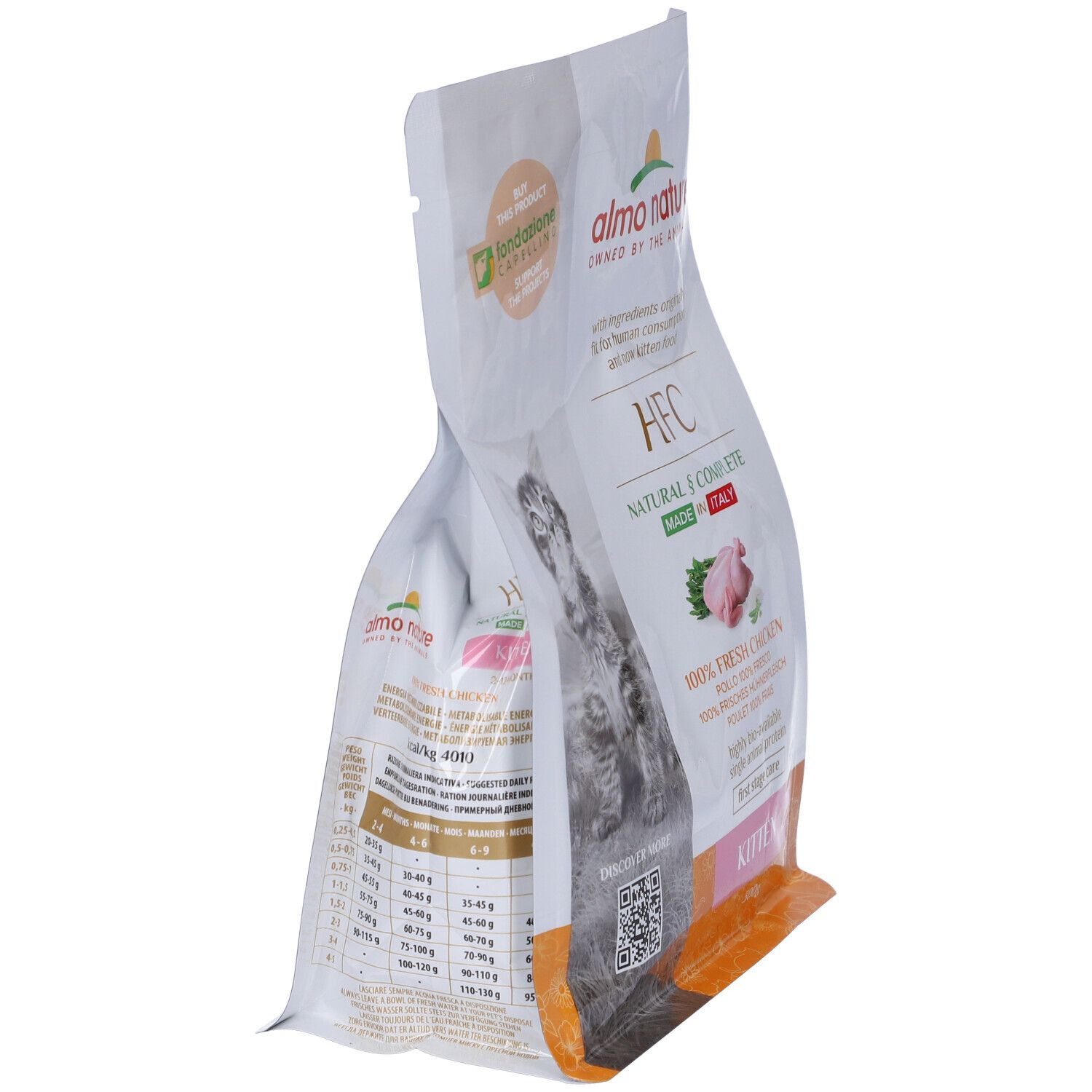 Vista obliqua della confezione HFC Kitten Pollo. Marchio Almo Nature. Contiene cibo per gattini con pollo fresco al 100%. Con il logo Fondazione Capellino.
